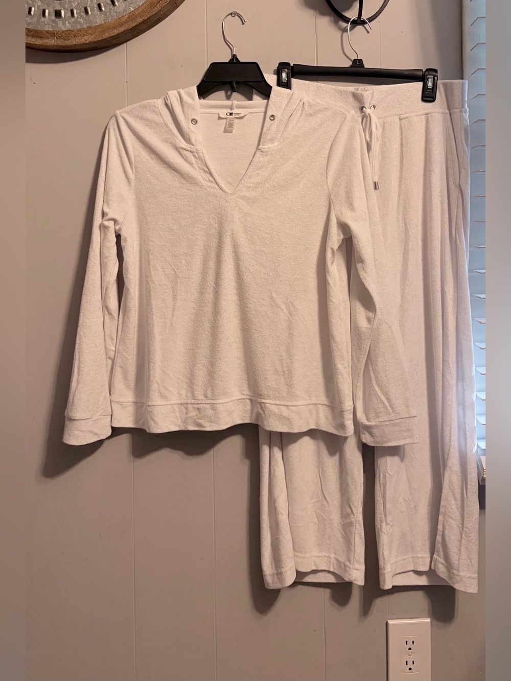 Cable & Gauge White V-Neck Hooded Lounge Top & Bottom Terry Cloth